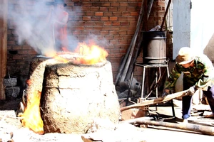 Làng nghề đúc đồng hơn trăm tuổi vẫn 'đỏ lửa' ở Thành Diên Khánh
