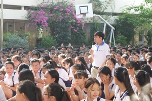 Thạc sĩ Lê Minh Huân trong một tiết dạy Phòng chống xâm hại tình dục.