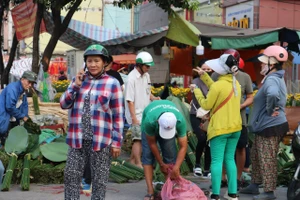 Chợ lá dong tấp nập vào buổi chiều 