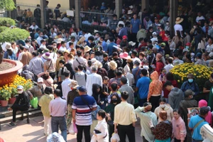 Người dân tấp nập đến viếng tại miếu Bà Chúa Xứ 