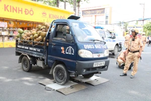 Bị phạt 19 triệu, tước giấy phép lái xe 4 tháng vì chở quá tải gần 200%