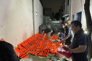 TP.HCM: Nhiều cá nhân, tổ chức xuyên mưa chuẩn bị đồ viện trợ các tỉnh, thành phía Bắc