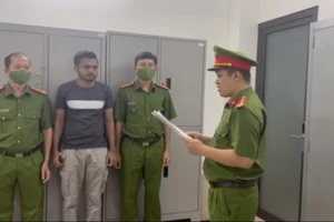 Phát hiện vụ vận chuyển trái phép 716 viên kim cương tại sân bay Tân Sơn Nhất