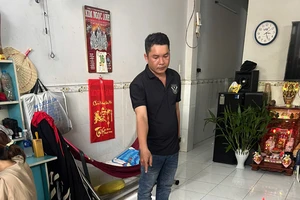 Công an tuần tra, gặp ô tô buôn pháo lậu đậu ở Bình Chánh