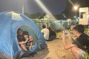 Người dân dựng lều, trải bạt nằm chờ đón năm mới 2025 ở Đầm Sen
