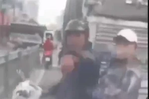 Triệu tập người đàn ông đập phá ô tô trên đường Lũy Bán Bích quận Tân Phú