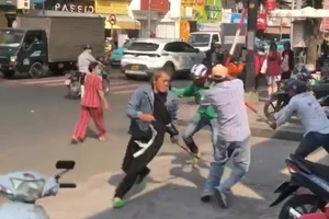 Công an điều tra vụ nhóm tài xế xe ôm hỗn chiến trước cổng bệnh viện ở quận Bình Thạnh