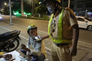 Uống bia giải buồn, bị phạt 12 triệu đồng