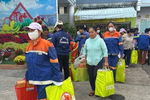 TP.HCM: Trao quà Tết nghĩa tình cho hơn 300 nữ công nhân vệ sinh môi trường