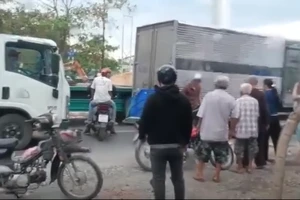 1 phụ xe tải bị nhóm người vây đánh trên đường ở Hóc Môn