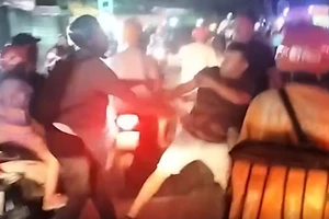 1 người bị đánh hội đồng sau va chạm giao thông ở Quận 12