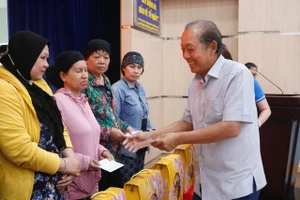 Ông Trương Hòa Bình trao quà cho đồng bào Chăm nhân tháng Ramadan tại TP.HCM