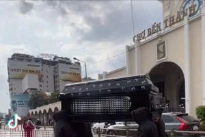 Xác minh nhóm người khiêng quan tài quảng cáo trước chợ Bến Thành