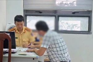 Tài xế tự ý lắp đèn ưu tiên chạy xe ở quận 3 bị phạt 5 triệu đồng