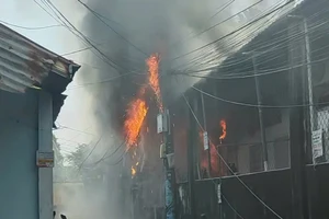 Cháy cáp viễn thông lan sang dãy nhà trọ ở TP Thủ Đức làm 2 người bị thương