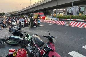 Nữ tài xế lái Mercedes tông hàng loạt xe máy đang chờ đèn đỏ ở ngã tư Thủ Đức