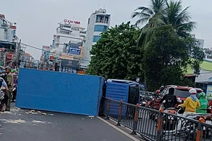 Lật ô tô tải trên cầu Chữ Y quận 8, giao thông ùn ứ 