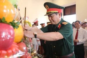 TP.HCM: Đoàn công tác Bộ Quốc phòng dâng hương, thăm gia đình chính sách tiêu biểu