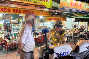 'Lười' chạy vòng đúng chiều, tài xế lãnh phạt 5 triệu đồng