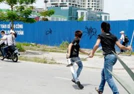 Mở nhạc ồn ào rồi hành hung ông ngoại kế và công an