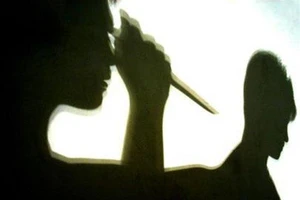 Không được mời nhậu, đánh đập người yêu rồi đâm chết người can