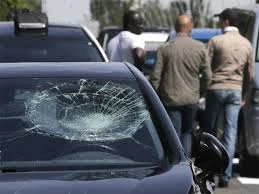 Chặn đầu đập phá ô tô vì bị vượt mặt