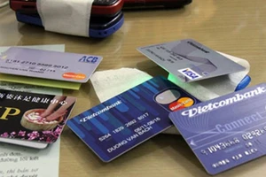 Người nước ngoài dùng thẻ tín dụng giả mua túi xách trăm triệu