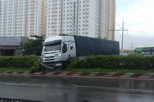 Xe tải tông dải phân cách chắn ngang QL1, kẹt xe nhiều giờ 