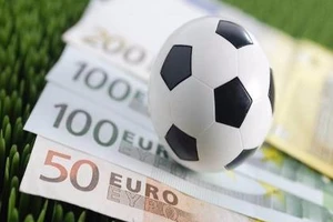 Bắt 1 cán bộ Văn phòng Hội Người cao tuổi cá độ bóng đá 