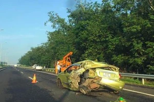 Ô tô 4 chỗ bị xe tải tông nát phần đuôi trên cao tốc