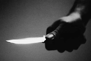 Con bị tạm giữ, mẹ xông vào trụ sở đánh công an