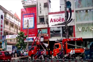 Trụ điện đè sập cửa hàng lúc nửa đêm, cả khu vực mất điện