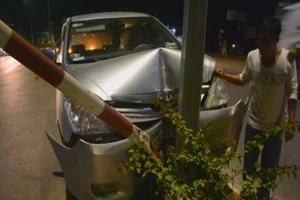 Ô tô 7 chỗ tông sập dải phân cách, tài xế trọng thương