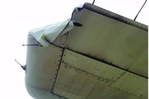 Máy bay Vietnam Airlines bị rách đuôi vì va phải cột đèn