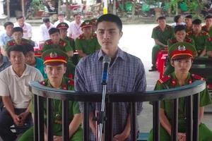 Công an dỏm lừa đảo tiền tỉ lãnh án