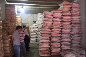 Thu giữ lô hàng thuốc lá và đường cát lậu khổng lồ 