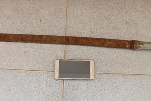 Bắt hai 9X cướp điện thoại xong quay lại đòi mật khẩu