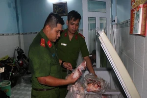 Bắt giữ hơn 2 tạ chân giò heo hư thối, bốc mùi