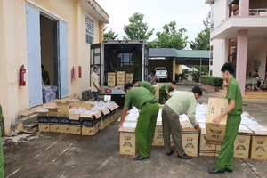 Phát hiện xe tải vận chuyển 60.000 bao thuốc lá lậu