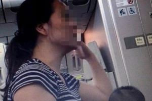 Khách đi VNA cố tranh chỗ thoát hiểm để cho con chơi