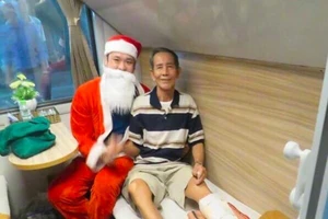 Hành khách đi tàu hỏa được ông già Noel tặng quà