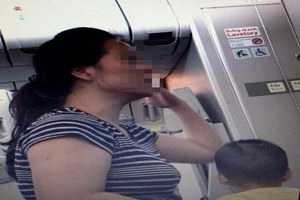 Vụ mẹ tranh chỗ thoát hiểm cho con chơi, VNA nói gì?