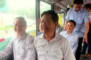 Bí thư Đinh La Thăng đi xe buýt mới từ Tân Sơn Nhất