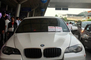 Ô tô bị khóa bánh vì đậu quá 3 phút ở sân bay