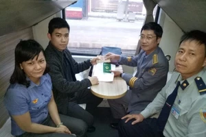 Tiếp viên đường sắt trả lại tài sản hành khách đánh rơi