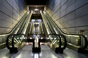 Bé 17 tháng bị thang cuốn Tân Sơn Nhất kéo đứt cổ tay