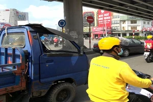 Nắng cháy da, người Sài Gòn bịt kín mặt như... ninja