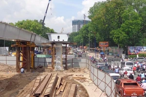 Đình chỉ thi công cầu vượt Nguyễn Thái Sơn-Nguyễn Kiệm