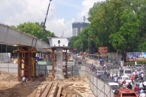 Cầu vượt Nguyễn Kiệm được thi công trở lại