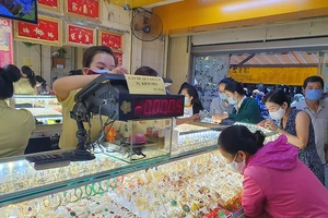 Giá vàng thế giới bùng nổ, trong nước tăng giảm trái chiều